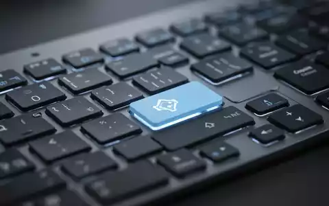 Nahaufnahme einer Computertastatur mit einer dezent hervorgehobenen Taste, die Anpassung und Benutzerkontrolle über Softwarefunktionen symbolisiert. - Foto: über boerse-global.de