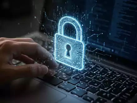 Eine Hand tippt auf einer Tastatur, auf dem Bildschirm ein digitales Schloss-Symbol für Cybersicherheit und Datenschutz. - Foto: über boerse-global.de