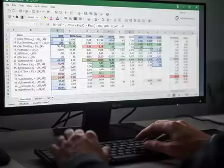 Nahaufnahme eines Computerbildschirms mit LibreOffice Calc-Tabelle und Datentransformationswerkzeugen, Hände auf Tastatur. - Foto: über boerse-global.de