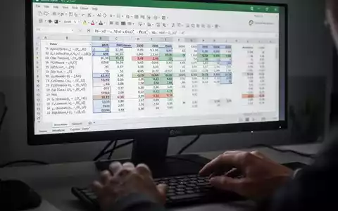 Nahaufnahme eines Computerbildschirms mit LibreOffice Calc-Tabelle und Datentransformationswerkzeugen, Hände auf Tastatur. - Foto: über boerse-global.de