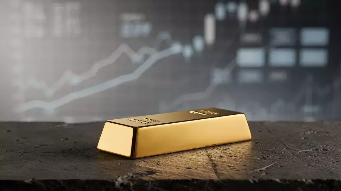 Gold Treads Water Near $4,000 as Geopolitical Risks, Oil Surge, and Fed Hawks Weigh