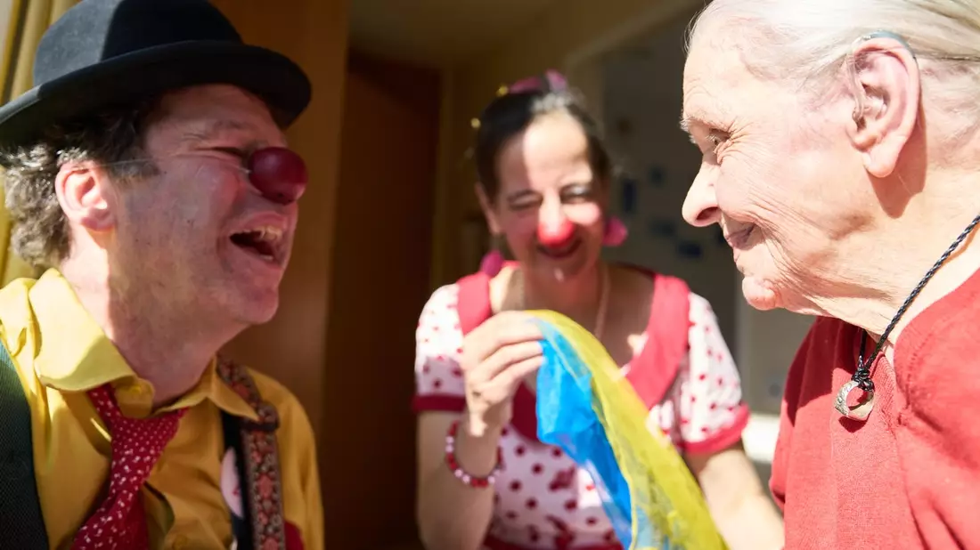 ROTE NASEN Clowns unterstützen Resilienz von Bewohner:innen: Neue Studie über Clowninterventionen in der Langzeitpflege als Prävention - Bild: presseportal.de