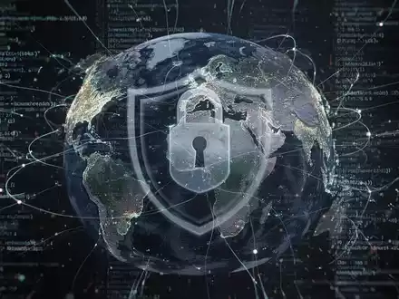 Stilisierter Globus aus leuchtenden Datenlinien mit dezentem Schild-Overlay, globale Cybersicherheit und Betrugsbekämpfung darstellend. - Foto: über boerse-global.de