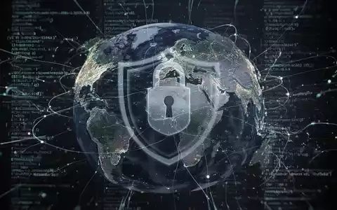 Stilisierter Globus aus leuchtenden Datenlinien mit dezentem Schild-Overlay, globale Cybersicherheit und Betrugsbekämpfung darstellend. - Foto: über boerse-global.de