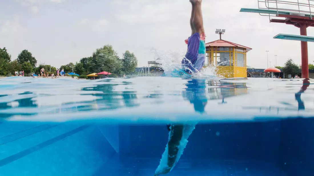 Für den perfekten Tag im Schwimmbad braucht es auch die richtige Ausrüstung, die  in diesem Monat günstiger ist als noch im Jahr zuvor. (Symbolbild) - Bild: Jana Bauch/dpa/dpa-tmn