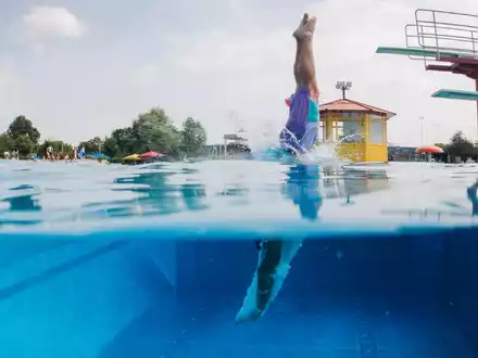 Für den perfekten Tag im Schwimmbad braucht es auch die richtige Ausrüstung, die  in diesem Monat günstiger ist als noch im Jahr zuvor. (Symbolbild) - Foto: Jana Bauch/dpa/dpa-tmn