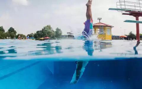 Für den perfekten Tag im Schwimmbad braucht es auch die richtige Ausrüstung, die  in diesem Monat günstiger ist als noch im Jahr zuvor. (Symbolbild) - Foto: Jana Bauch/dpa/dpa-tmn