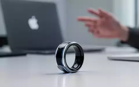 Futuristischer smarter Ring mit dezent leuchtenden Details, für Produktivität, liegt auf sauberer Fläche neben Apple-Laptop. - Foto: über boerse-global.de
