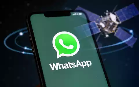 Ein Smartphone-Bildschirm zeigt das WhatsApp-Logo, im Hintergrund ein Satellit, der globale Satellitenkommunikation symbolisiert. - Foto: über boerse-global.de