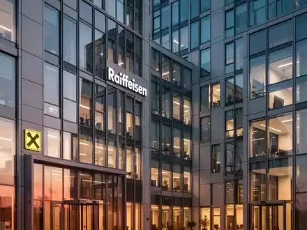 Modernes Bürogebäude der Raiffeisenlandesbank NÖ-Wien bei Sonnenuntergang, das Stabilität und Neuordnung symbolisiert. - Foto: über boerse-global.de