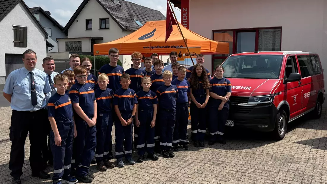 FW VG Asbach: Neues Mannschaftstransportfahrzeug für die Jugendfeuerwehr - Bild: presseportal.de