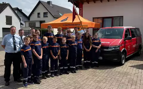 FW VG Asbach: Neues Mannschaftstransportfahrzeug für die Jugendfeuerwehr - Foto: presseportal.de