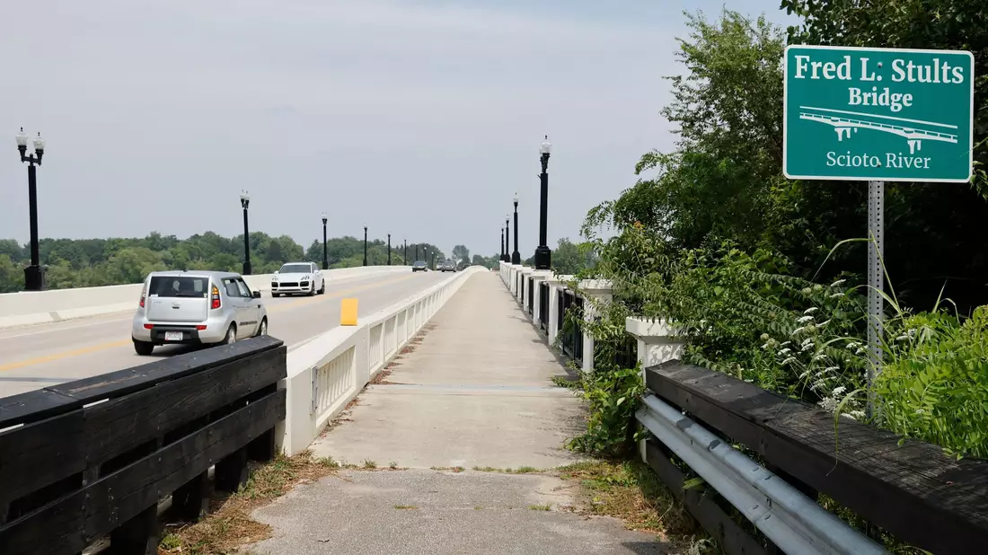 Ein vorbeifahrender Autofahrer entdeckte ein «sichtlich verzweifeltes» Kind an einer Fernstraße in der Nähe des Flusses.  - Bild: Jay LaPrete/AP/dpa