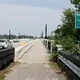 Ein vorbeifahrender Autofahrer entdeckte ein «sichtlich verzweifeltes» Kind an einer Fernstraße in der Nähe des Flusses.  - Bild: Jay LaPrete/AP/dpa