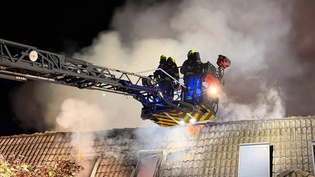 FW-SE: 103 Einsatzkräfte im Großeinsatz: Feuerwehr verhindert Ausbreitung eines Dachstuhlbrandes - Bild: presseportal.de