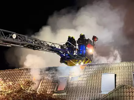 FW-SE: 103 Einsatzkräfte im Großeinsatz: Feuerwehr verhindert Ausbreitung eines Dachstuhlbrandes - Foto: presseportal.de