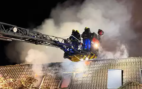 FW-SE: 103 Einsatzkräfte im Großeinsatz: Feuerwehr verhindert Ausbreitung eines Dachstuhlbrandes - Foto: presseportal.de