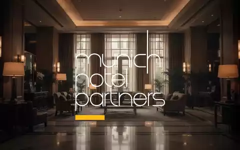Eine gedämpfte, elegante Hotellobby mit weichem, warmem Licht, das durch große Fenster fällt, suggeriert ruhigen Luxus und verhaltenen Optimismus. - Foto: über boerse-global.de