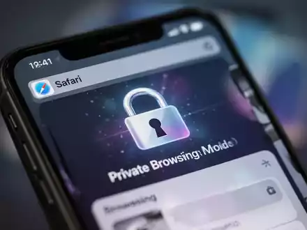Ein iPhone-Bildschirm zeigt Safari im privaten Modus, mit einem Schloss-Symbol und unscharfem Hintergrund für Datenschutz. - Foto: über boerse-global.de