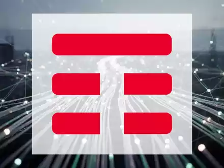 Ein Netzwerk aus leuchtenden Glasfaserkabeln, die sich in einen verschwommenen Horizont erstrecken, symbolisiert Konnektivität und Infrastruktur. - Foto: über boerse-global.de