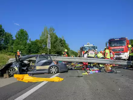 Zwei Männer starben in diesem Wrack, eine Frau wurde schwer verletzt. - Foto: Werner Kerschbaummay/Fotokerschi/APA/dpa