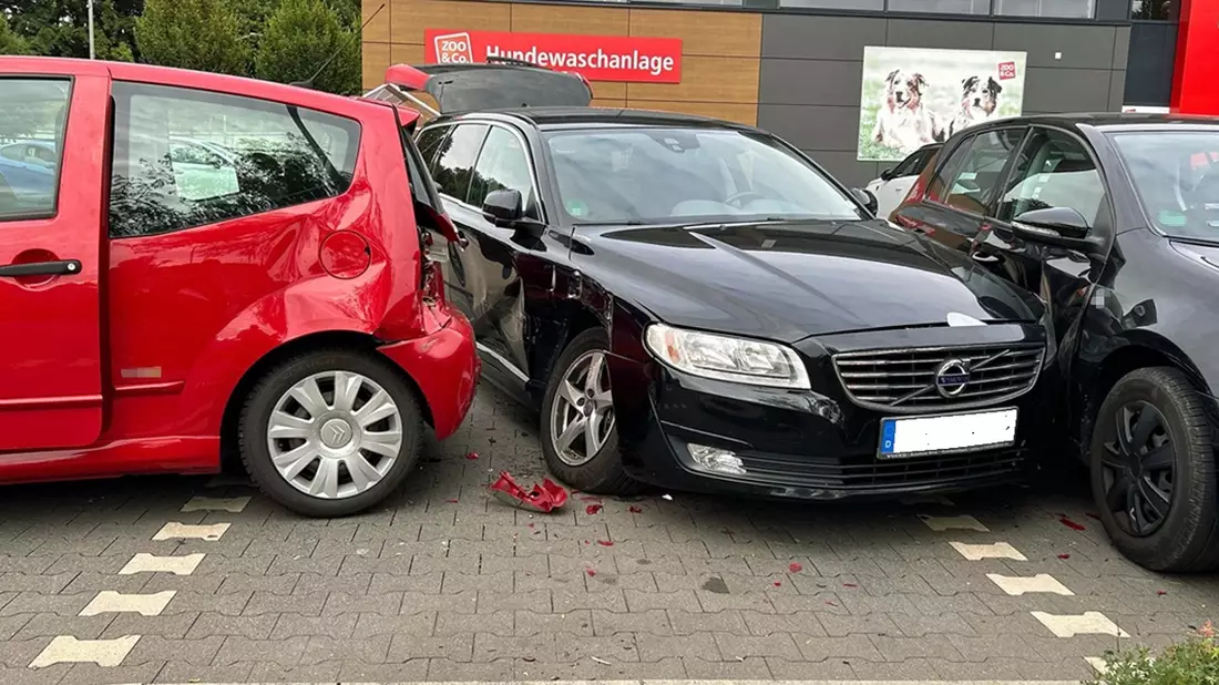POL-GM: Schwerer Verkehrsunfall auf Parkplatz - Bild: presseportal.de