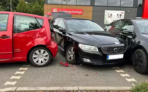 POL-GM: Schwerer Verkehrsunfall auf Parkplatz - Foto: presseportal.de