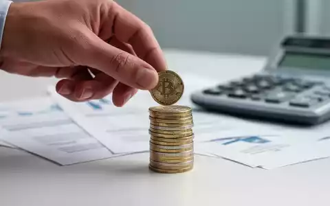 Eine Hand legt eine Münze auf einen Stapel von Münzen, mit verschwommenen Dokumenten im Hintergrund, die finanzielle Stabilität symbolisieren. - Foto: über boerse-global.de
