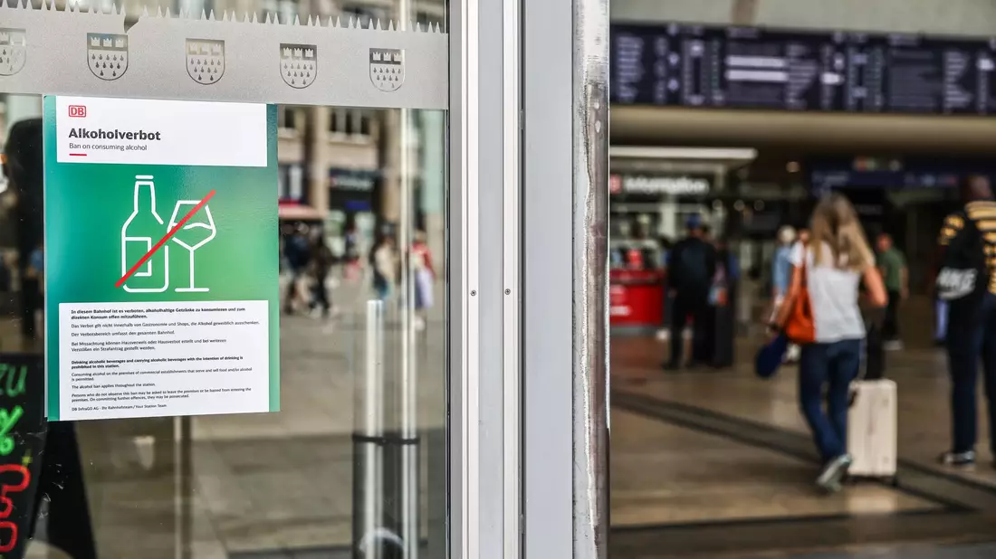Im Hauptbahnhof Köln besteht bereits ein Alkoholverbot. - Bild: Oliver Berg/dpa