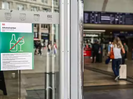 Im Hauptbahnhof Köln besteht bereits ein Alkoholverbot. - Foto: Oliver Berg/dpa
