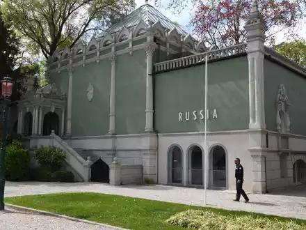 Der russische Pavillon bei der Kunstbiennale in Venedig ist umstritten. (Archivbild)  - Foto: Felix Hörhager/dpa