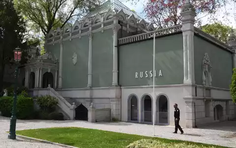 Der russische Pavillon bei der Kunstbiennale in Venedig ist umstritten. (Archivbild)  - Foto: Felix Hörhager/dpa