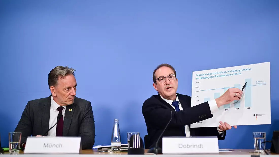 Bundesinnenminister Alexander Dobrindt (r.) und BKA-Chef Holger Münch präsentieren aktuelle Zahlen zu sexuellem Missbrauch von Kindern und Jugendlichen.   - Bild: Sebastian Gollnow/dpa