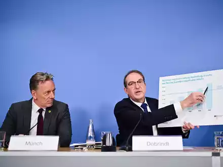 Bundesinnenminister Alexander Dobrindt (r.) und BKA-Chef Holger Münch präsentieren aktuelle Zahlen zu sexuellem Missbrauch von Kindern und Jugendlichen.   - Foto: Sebastian Gollnow/dpa