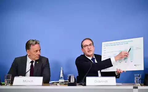 Bundesinnenminister Alexander Dobrindt (r.) und BKA-Chef Holger Münch präsentieren aktuelle Zahlen zu sexuellem Missbrauch von Kindern und Jugendlichen.   - Foto: Sebastian Gollnow/dpa