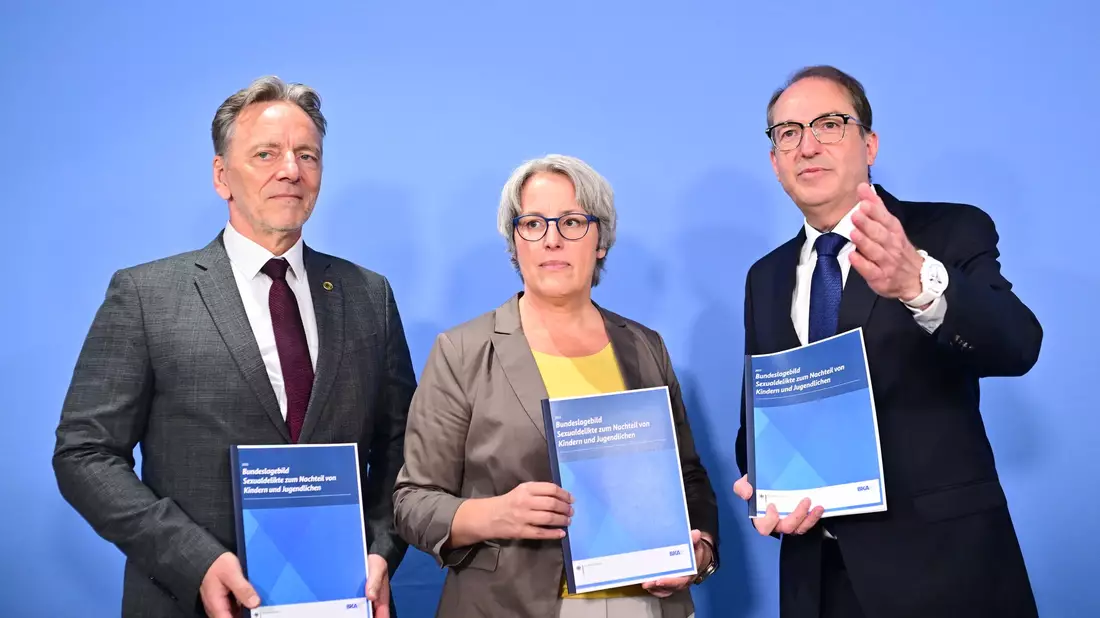 Bundeskriminalamt und Missbrauchsbeauftragte gehen nicht davon aus, dass die Opferzahl langfristig sinkt, wenn Missbrauchsdarstellungen verstärkt künstlich durch KI erzeugt werden. - Bild: Sebastian Gollnow/dpa