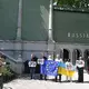 Demonstranten erinnern im Mai vor dem russischen Pavillon an den Angriffskrieg Russlands gegen die Ukraine. (Archivbild) - Bild: Felix Hörhager/dpa