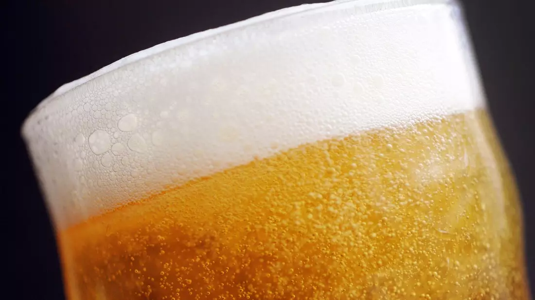 Die Konsumenten greifen seltener zum Bier. (Symbolbild) - Bild: Marius Becker/dpa