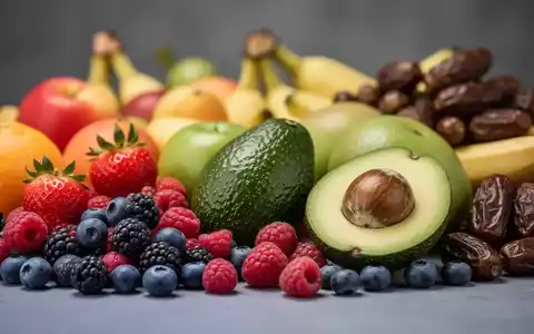 Eine Nahaufnahme von frischen, bunten Früchten, die in einer Low-Carb-Diät erlaubt sind, und solchen, die vermieden werden sollten. - Foto: über boerse-global.de