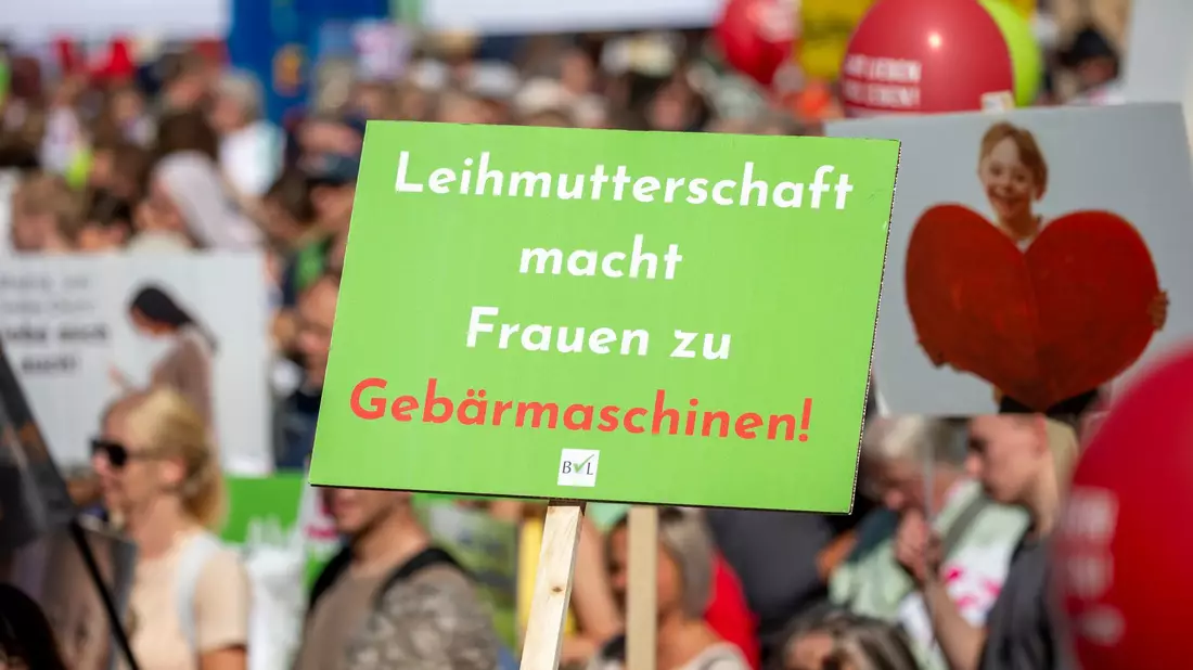 Kommerzialisierung des Kinderkriegens ist für viele Gegnerinnen und Gegner der Leihmutterschaft ein wichtiger Punkt. (Archivbild) - Bild: Thomas Banneyer/dpa