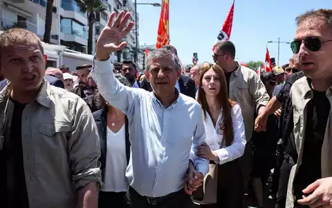 Nach wochenlangem Konflikt um die Führung der türkischen Oppositionspartei CHP wählt Özgür Özel nun einen neuen Weg. (Archivbild) - Foto: Erdem Sahin/AP/dpa