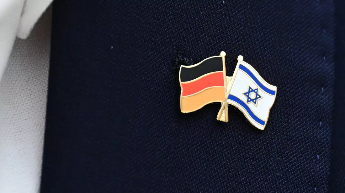 Das Opfer trug nach Angaben der Ermittler eine Anstecknadel mit der Flagge Israels am Revers. (Symbolbild) - Bild: Bernd Weißbrod/dpa