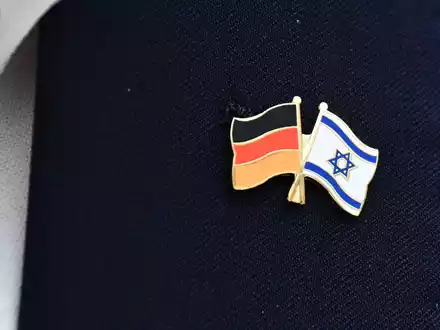 Das Opfer trug nach Angaben der Ermittler eine Anstecknadel mit der Flagge Israels am Revers. (Symbolbild) - Foto: Bernd Weißbrod/dpa