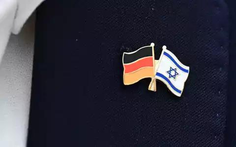 Das Opfer trug nach Angaben der Ermittler eine Anstecknadel mit der Flagge Israels am Revers. (Symbolbild) - Foto: Bernd Weißbrod/dpa