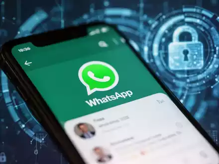 Ein Smartphone-Bildschirm mit der WhatsApp-Chat-Oberfläche, die neue Sicherheits- und Datenschutzfunktionen symbolisiert. - Foto: über boerse-global.de
