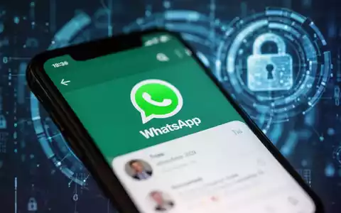 Ein Smartphone-Bildschirm mit der WhatsApp-Chat-Oberfläche, die neue Sicherheits- und Datenschutzfunktionen symbolisiert. - Foto: über boerse-global.de