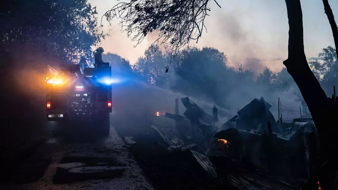In Nantes kämpfte die Feuerwehr weiterhin gegen einen Brand in einem Waldgebiet, in dem sich eine Wohnwagensiedlung befindet. - Bild: Sebastien Salom-Gomis/AFP/dpa