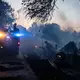 In Nantes kämpfte die Feuerwehr weiterhin gegen einen Brand in einem Waldgebiet, in dem sich eine Wohnwagensiedlung befindet. - Bild: Sebastien Salom-Gomis/AFP/dpa