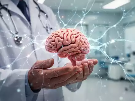Hände einer älteren Person halten ein Gehirnmodell, umgeben von leuchtenden Neuronen, symbolisiert Demenzforschung und Prävention. - Foto: über boerse-global.de
