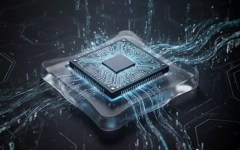 Stilisierter, leuchtender Mikrochip mit komplexen Schaltkreisen, teilweise in transparentem Substrat eingebettet, umgeben von abstrakten digitalen Datenströmen. - Foto: über boerse-global.de
